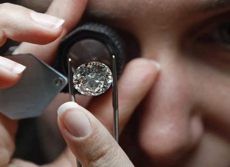 Проверка бриллианта с помощью микроскопа