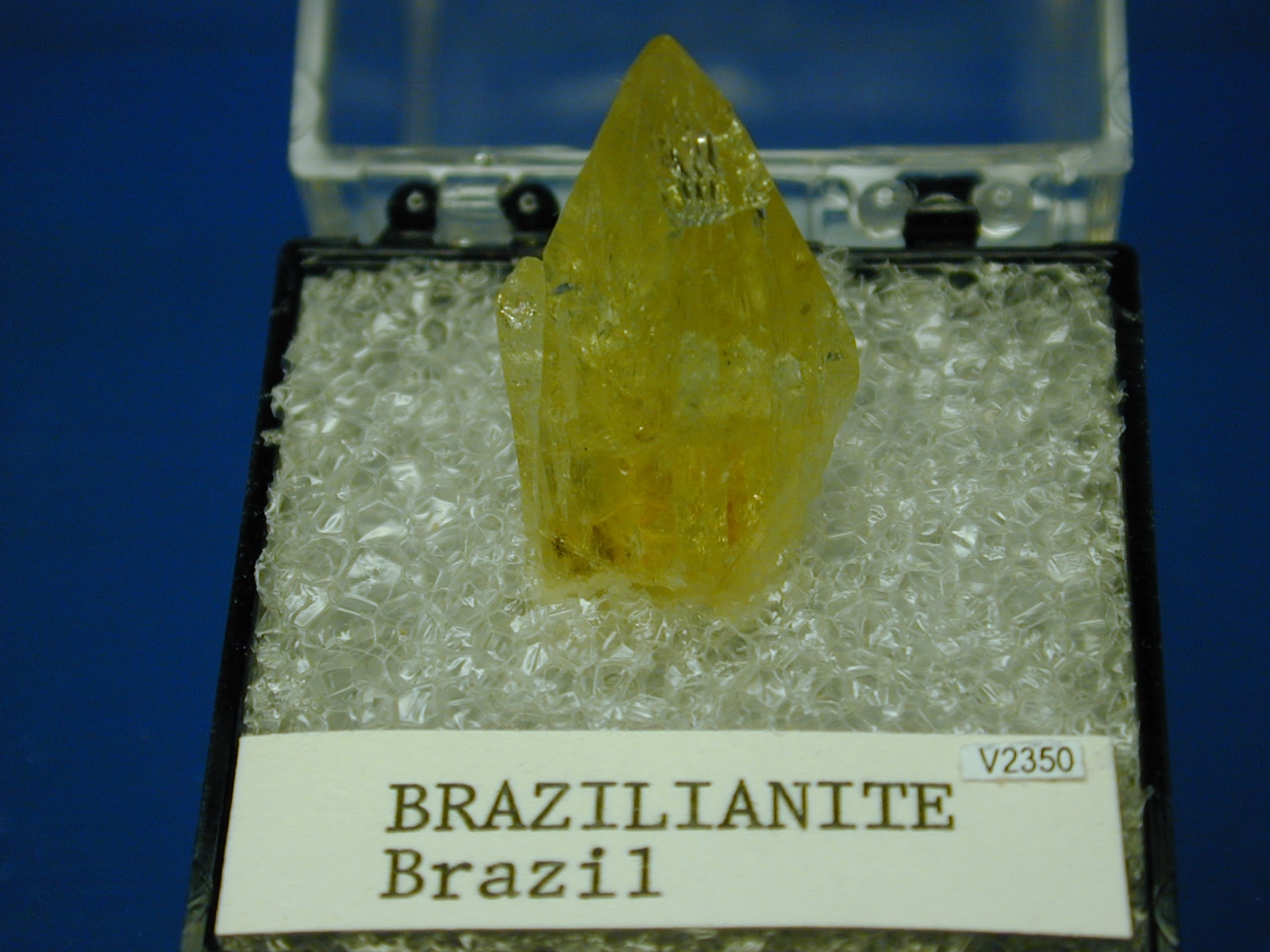 Камень Бразилианит