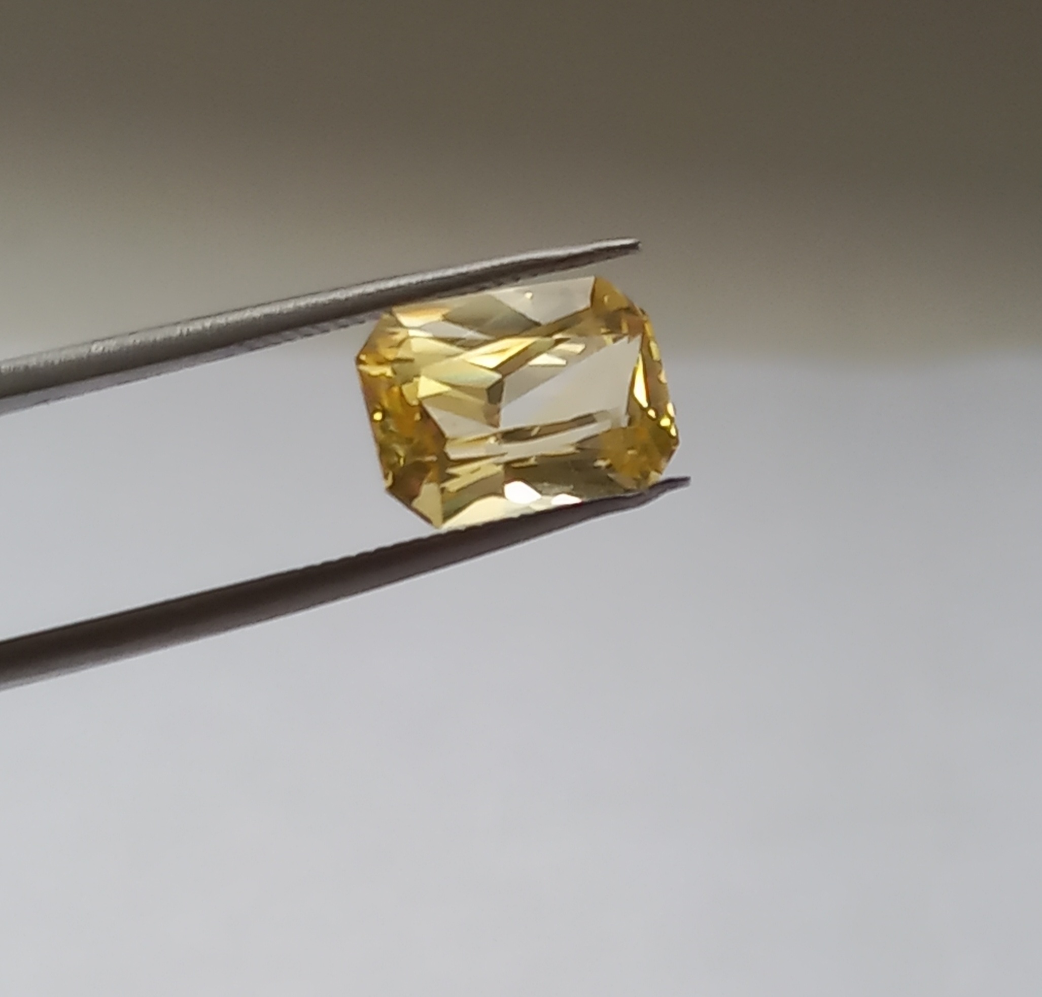 Чистейший желтый сапфир 4.12 ct.